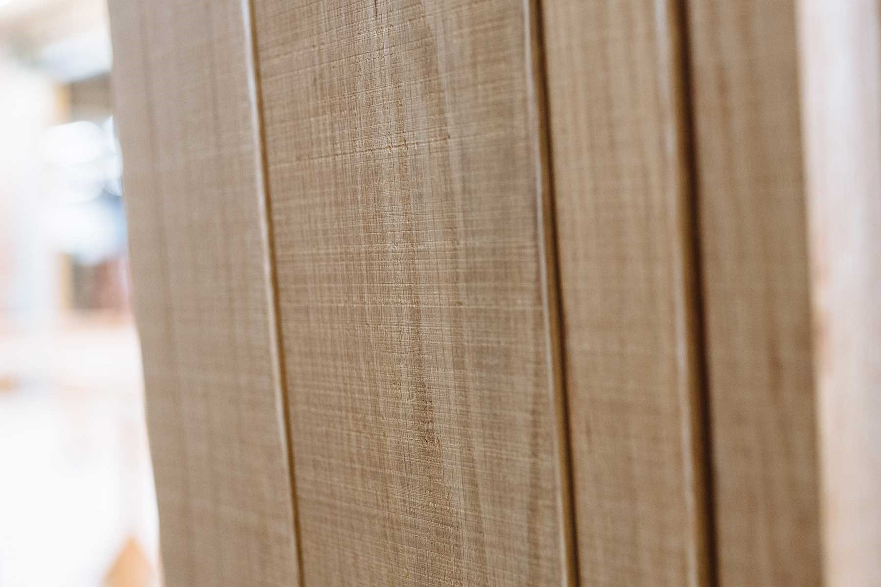 Profesionalen neobdelan videz z diagonalno-prečnim brusilnim trakom